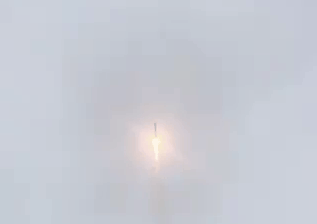 Khoảnh khắc tên lửa Nga bị sét đánh trúng ngay khi rời bệ phóng