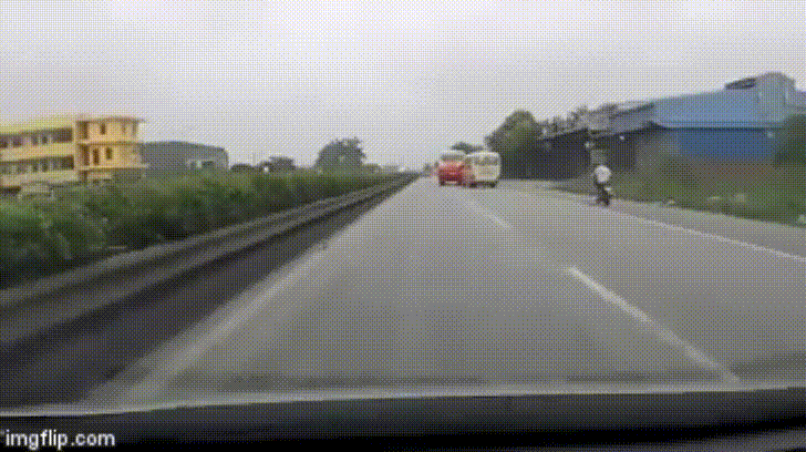 Thót tim cảnh xe buýt và xe khách đánh võng truy đuổi nhau trên quốc lộ 5