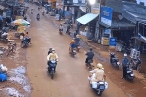 Đắk Nông: Xe máy chở người đi cấp cứu tự tông vào mô tô của CSGT