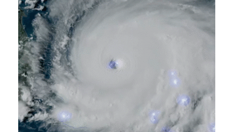 Xuất hiện trận bão sét khủng khiếp trên thành mắt bão Dorian