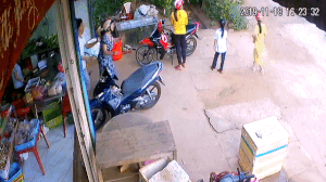 Kinh hoàng cả bánh xe tải văng vào tiệm tạp hóa