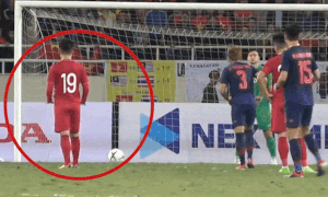 Quang Hải làm 'hoa tiêu' giúp Văn Lâm phá phạt đền của người Thái