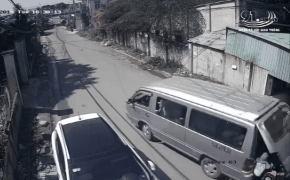 Đường xóc, chốt cửa tự chế bị bung khiến 3 học sinh rơi khỏi xe đưa đón