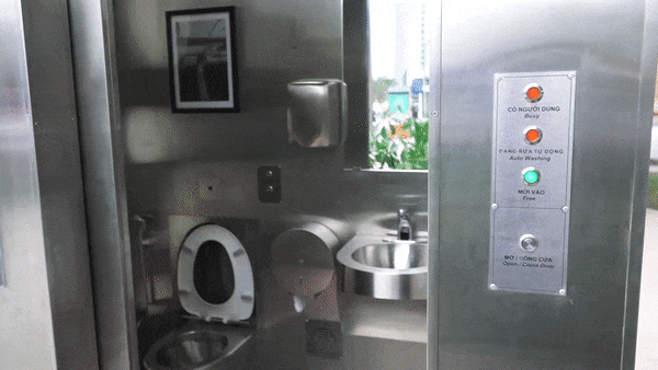 Nhà vệ sinh công cộng thông minh có màn hình LED đầu tiên ở Hà Nội