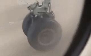 Hành khách đứng tim nhìn máy bay rụng bánh khi vừa cất cánh