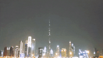 Khoảnh khắc tia sét đánh vào tòa nhà cao nhất thế giới ở Dubai