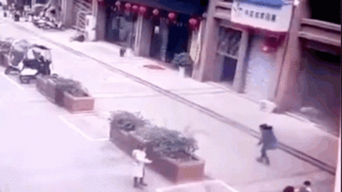 Ném pháo hoa xuống hố ga, cô gái và 3 người bị 'thổi bay' lên không trung