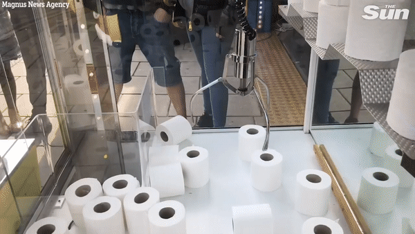 Trò chơi gắp giấy vệ sinh thay gấu bông ở Anh vì dịch Covid-19