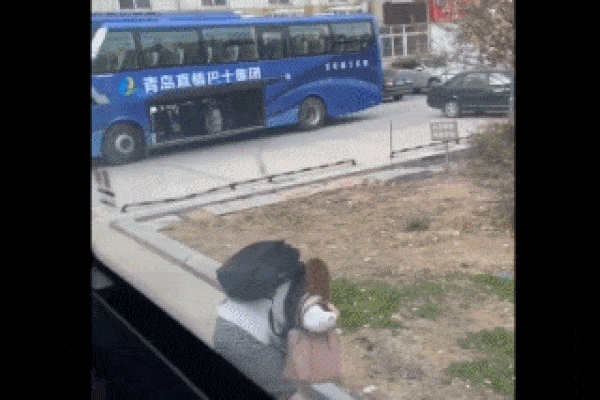 Clip nữ du học sinh bị bắt lại khi trốn cách ly