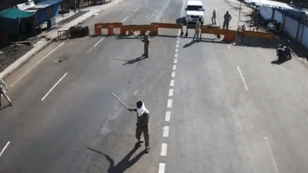 Cảnh sát ném gậy, ô tô vẫn phóng nhanh vượt chốt phong tỏa