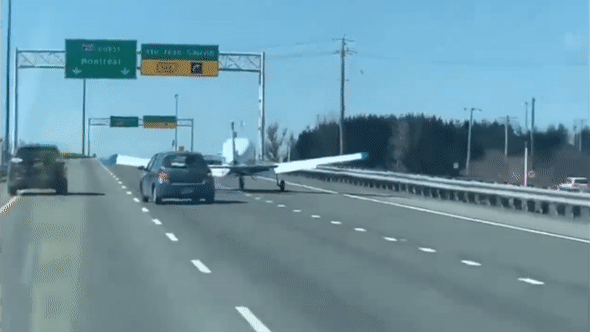 Máy bay hạ cánh khẩn cấp xuống cao tốc