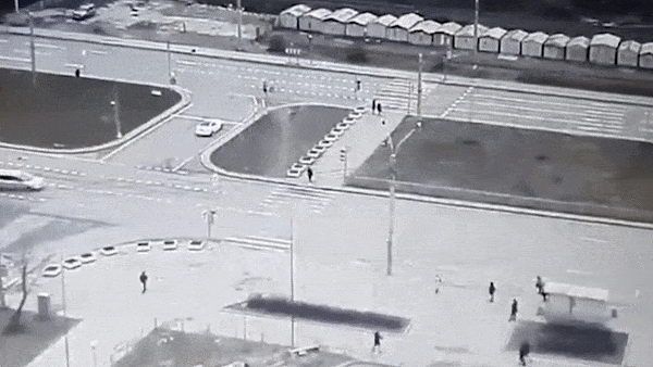 Ô tô đứt đôi sau khi va chạm với xe khác tại ngã tư