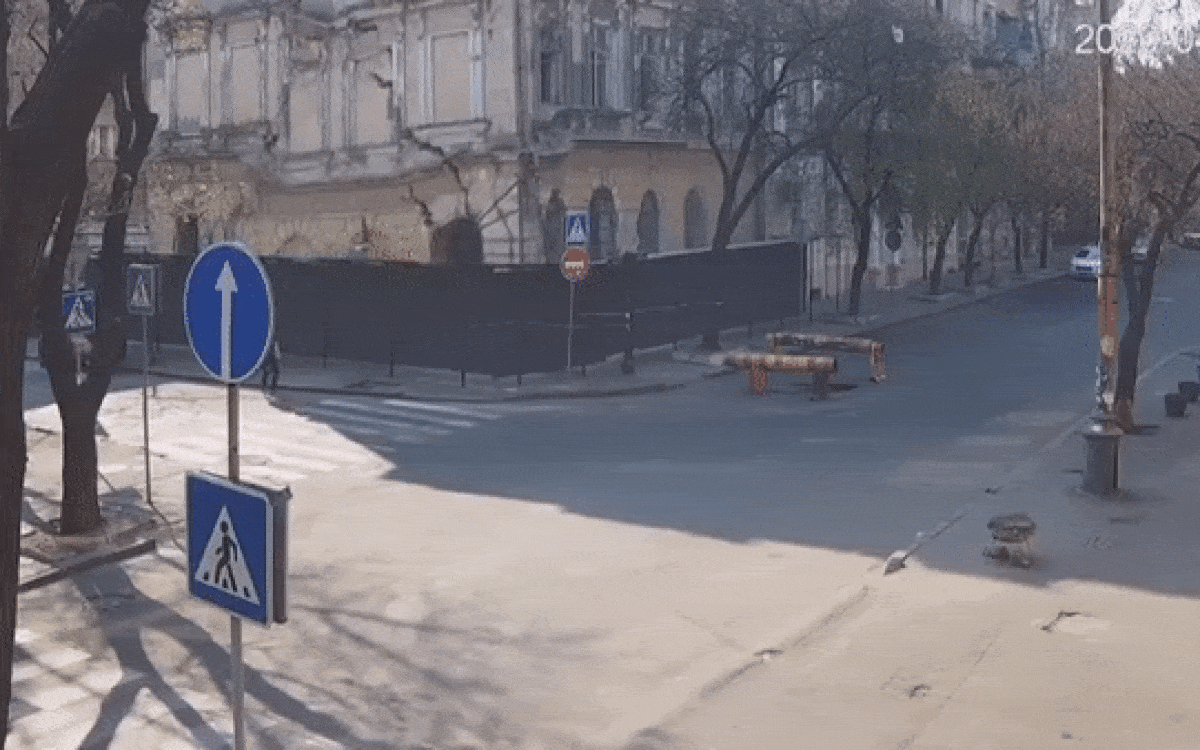 Tòa chung cư bất ngờ đổ sập, người đi đường thoát chết trong gang tấc