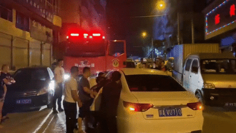 Người dân hợp sức lật ôtô, dẹp đường cho xe cứu hỏa đi