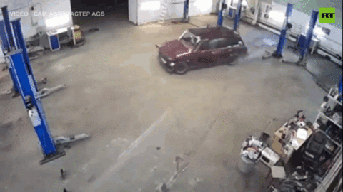 Lái ô tô lao xuyên cửa, tông thẳng nhóm trộm két sắt