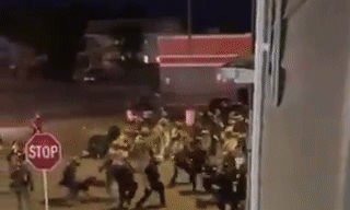 Biểu tình Mỹ: Xe hơi lao vào cảnh sát, chèn qua người rồi bỏ trốn