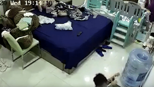 Ông bố 'phi thân' cứu con trai nhỏ thoát nạn trong gang tấc