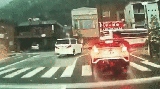 Đâm vào nắp cống, MPV bị hất tung