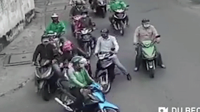 Truy bắt nhóm dàn cảnh móc túi người phụ nữ ở TP.HCM