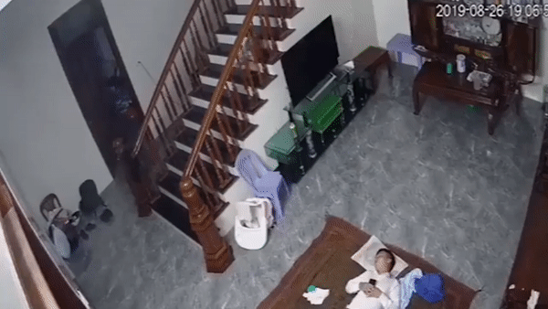Bé trai tập bò ngã lộn cầu thang xuống đất khi bố ngủ say