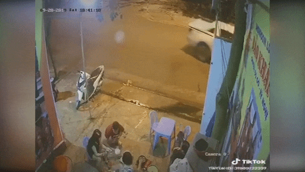 Cả gia đình bị thùng xe bản tải văng trúng, khi đang ngồi ăn cơm