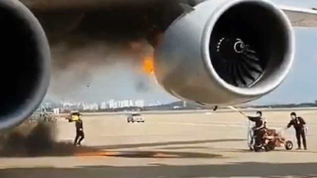 Động cơ máy bay bốc cháy ngùn ngụt khi đang tiếp nhiên liệu