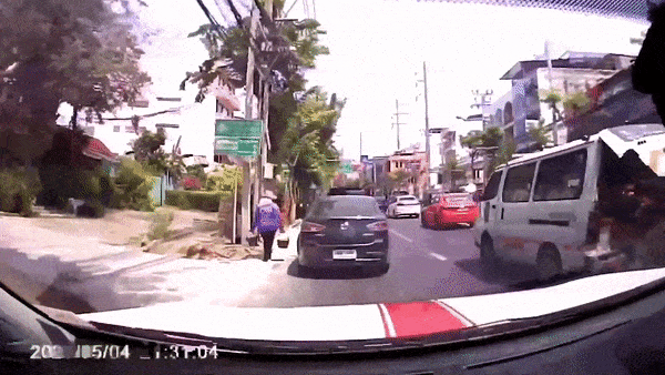 Xe cấp cứu làm rơi bệnh nhân khi đang chạy trên đường đông đúc