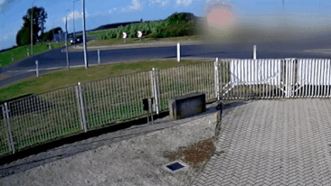 Ô tô mất lái bay lên không trung rồi lao vào hàng rào