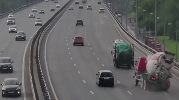 Xe trộn bê tông lật, rơi trục bánh sau trên đường