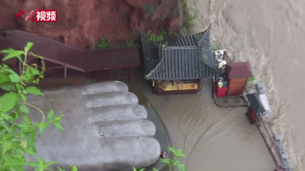 Đại hồng thủy 'trăm năm có một’ dâng đến ngón chân tượng Phật lớn nhất thế giới