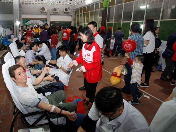 Chuyện về 10.000 cựu học sinh Hà Nội ngày đêm không ngủ, tiễn đưa 2 nạn nhân bị xe tông ở hầm Kim Liên ảnh 11