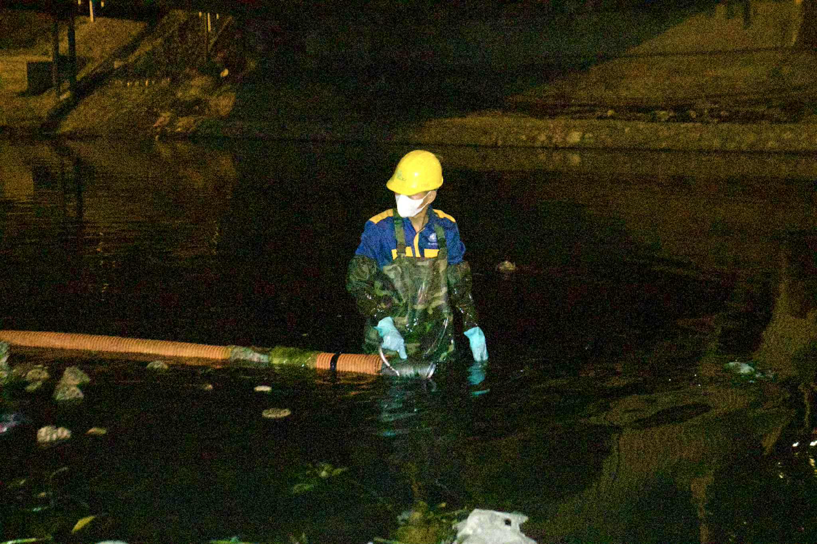 Dưới lòng đường phố thị ảnh 9