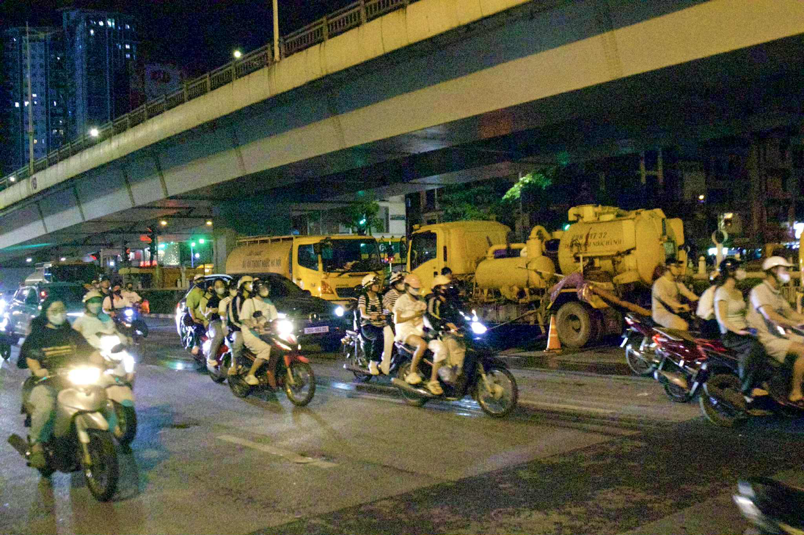 Dưới lòng đường phố thị ảnh 12