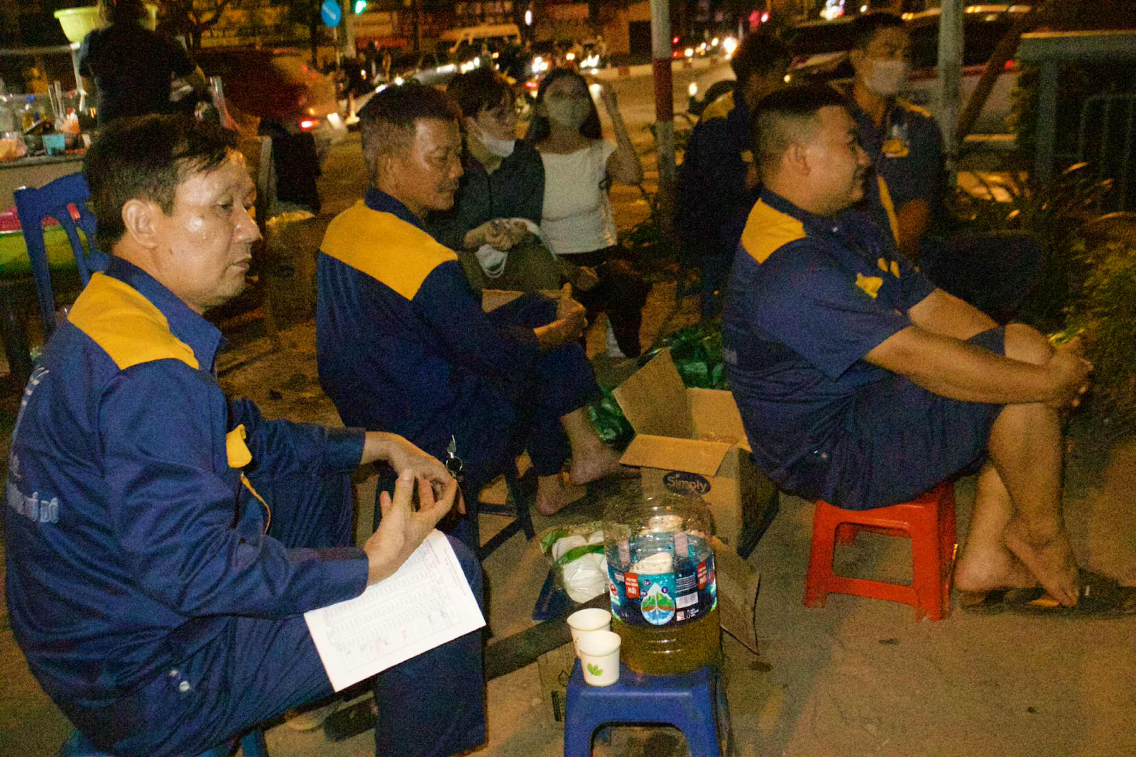 Dưới lòng đường phố thị ảnh 2