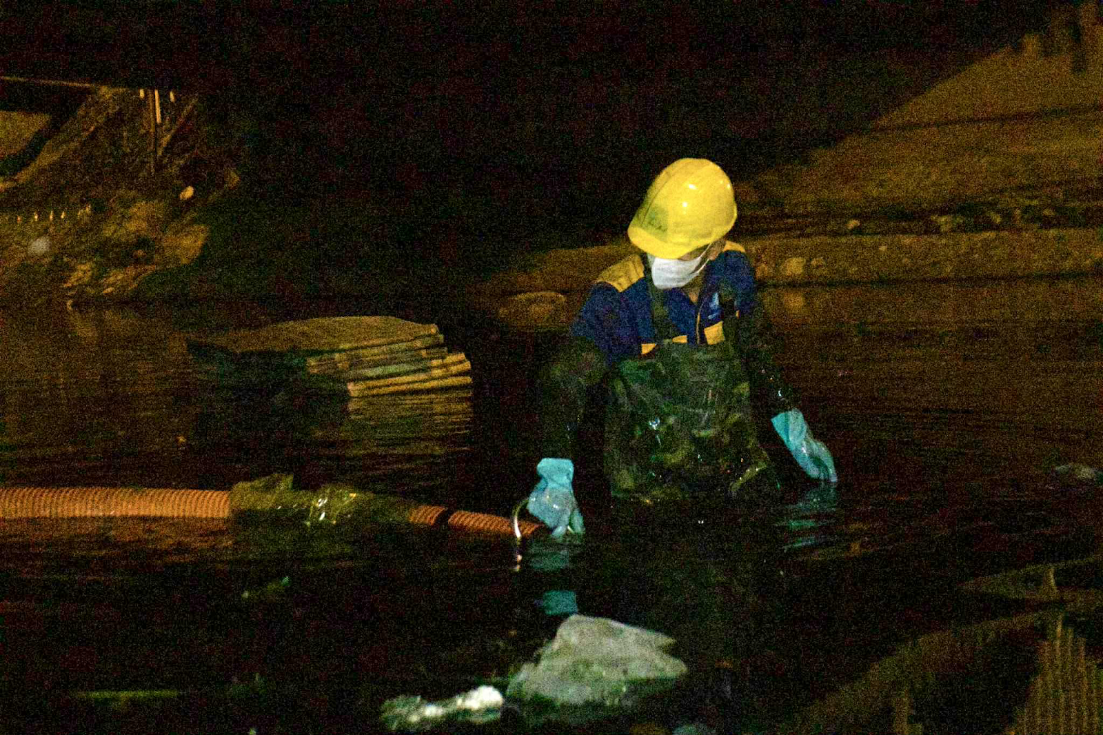 Dưới lòng đường phố thị ảnh 8