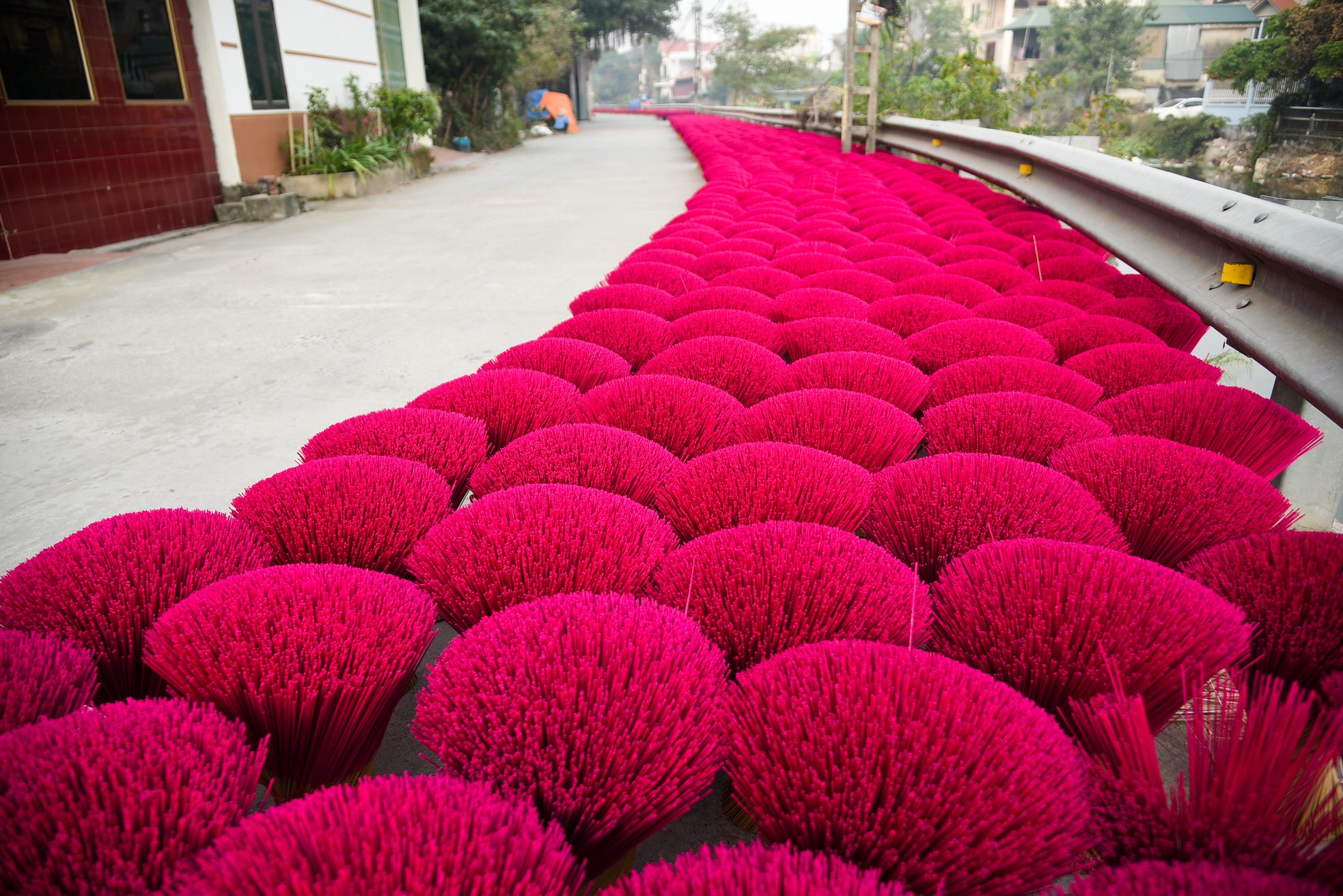 Lạc vào xứ sở rộn sắc màu ở làng hương Quảng Phú Cầu ảnh 16