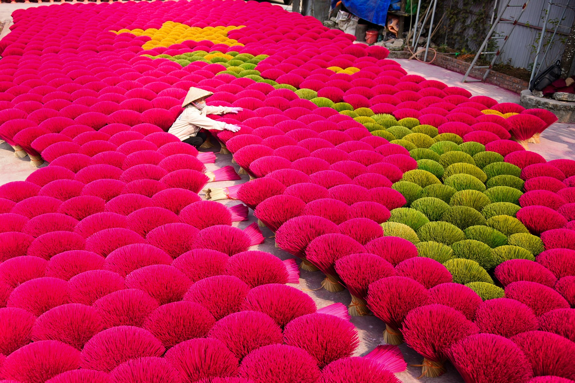 Lạc vào xứ sở rộn sắc màu ở làng hương Quảng Phú Cầu ảnh 4