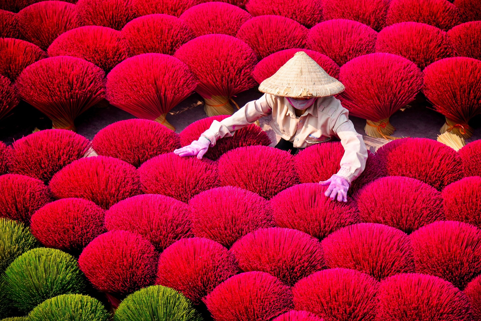 Lạc vào xứ sở rộn sắc màu ở làng hương Quảng Phú Cầu ảnh 1