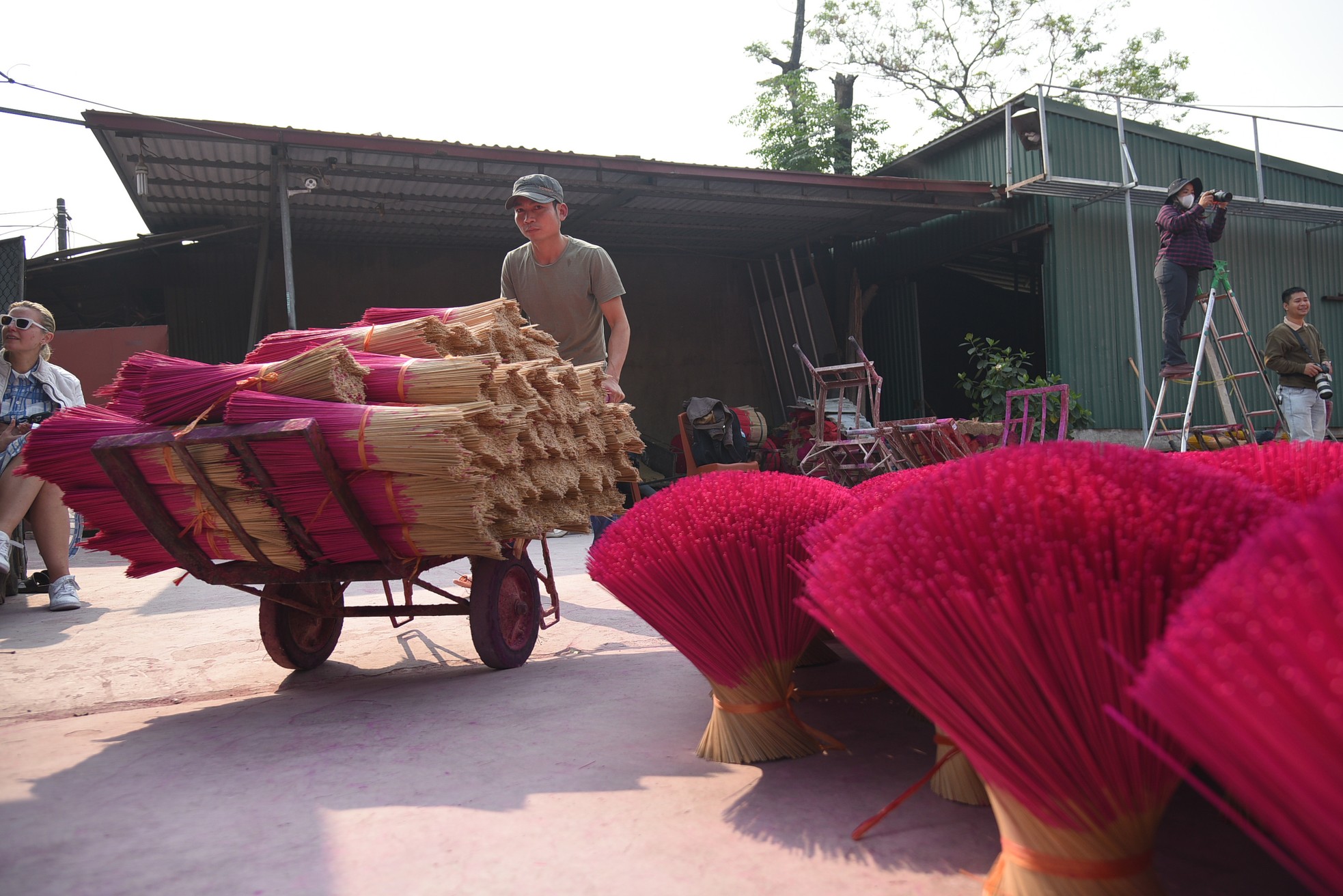 Lạc vào xứ sở rộn sắc màu ở làng hương Quảng Phú Cầu ảnh 7