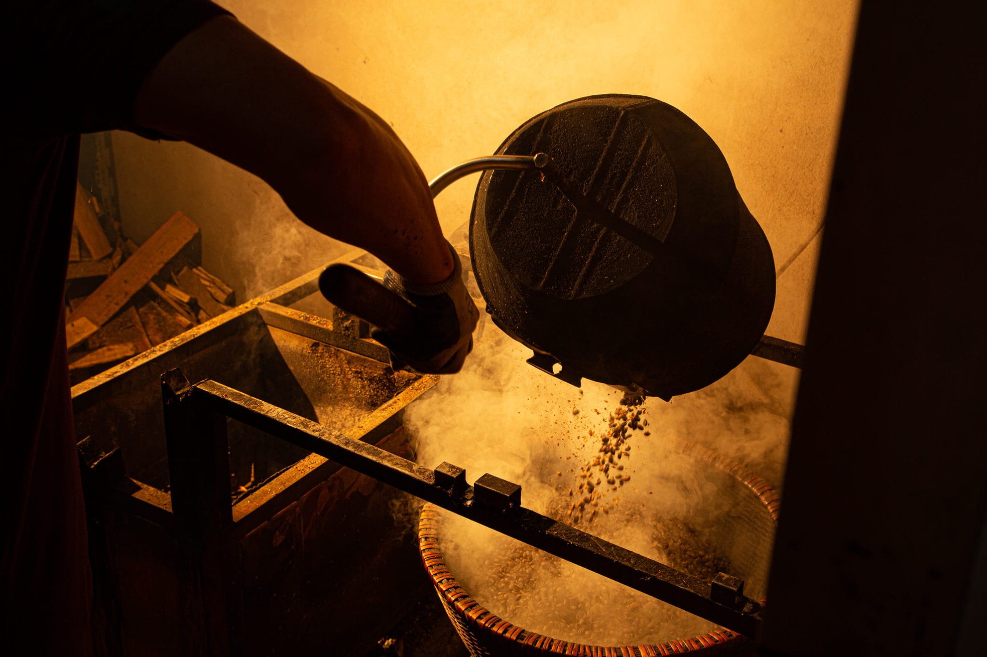 Cà phê rang củi giữa lòng Hà Nội ảnh 2