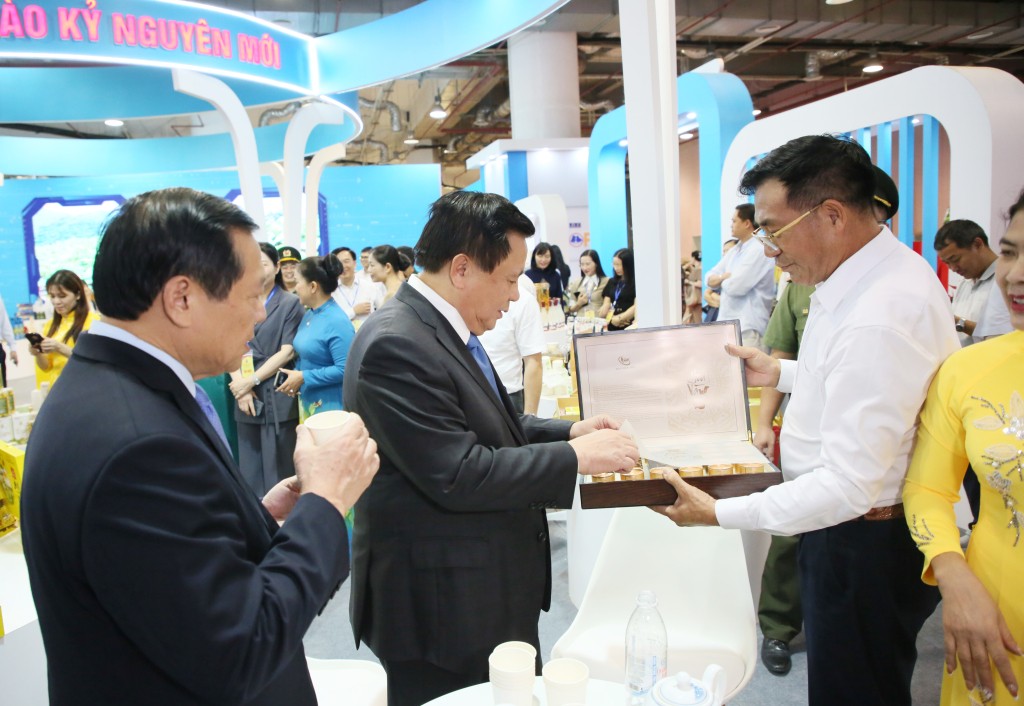 Dấu ấn của những cán bộ “thật thà nhúng tay vào việc” - Bài 4: Nắng ấm về trên những rẻo cao ảnh 10