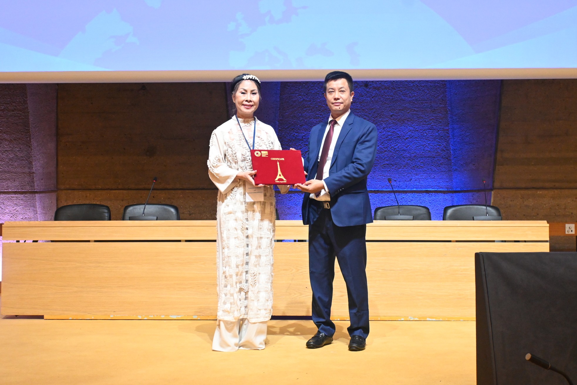Paris, một thoáng áo dài ảnh 9