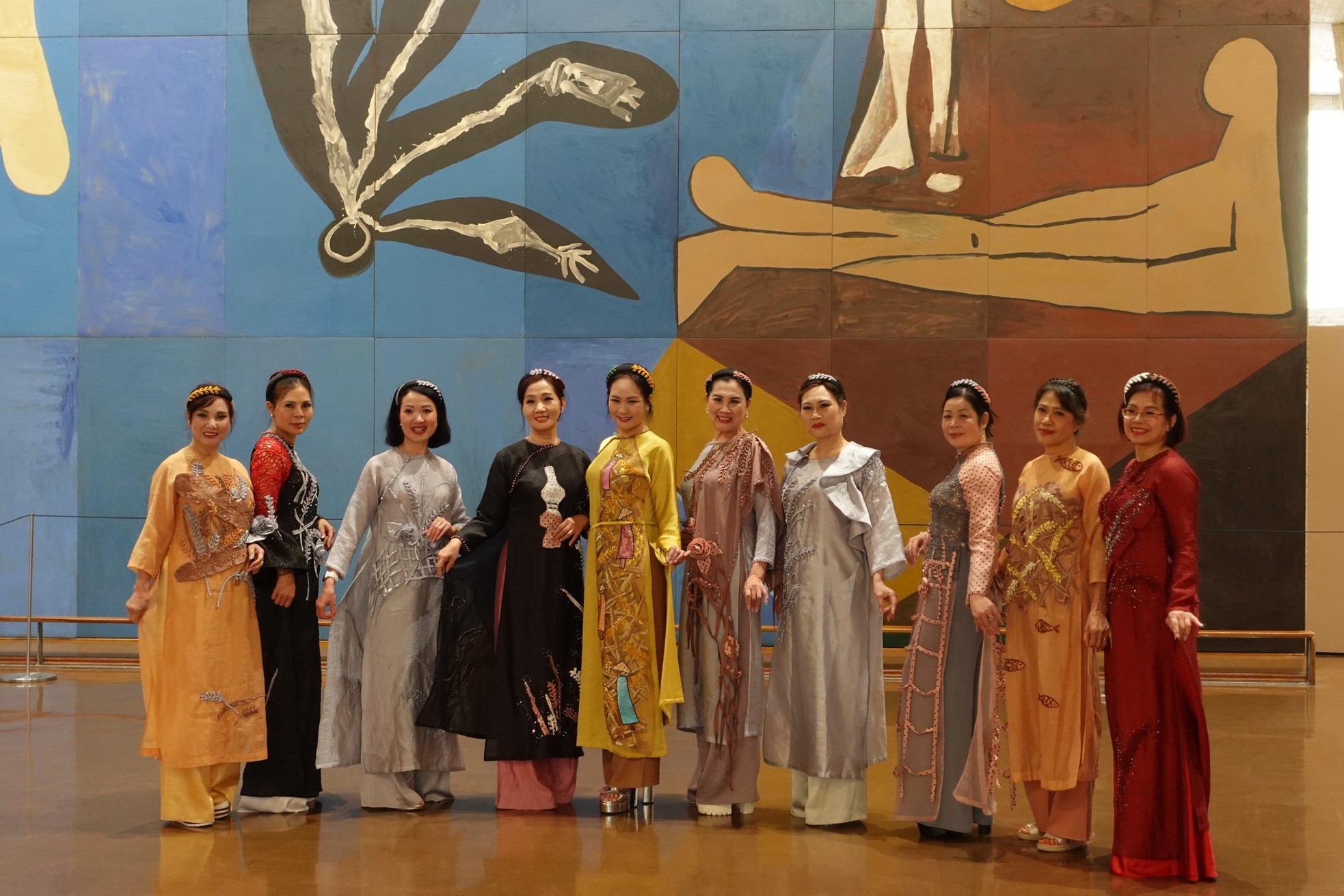 Paris, một thoáng áo dài ảnh 10