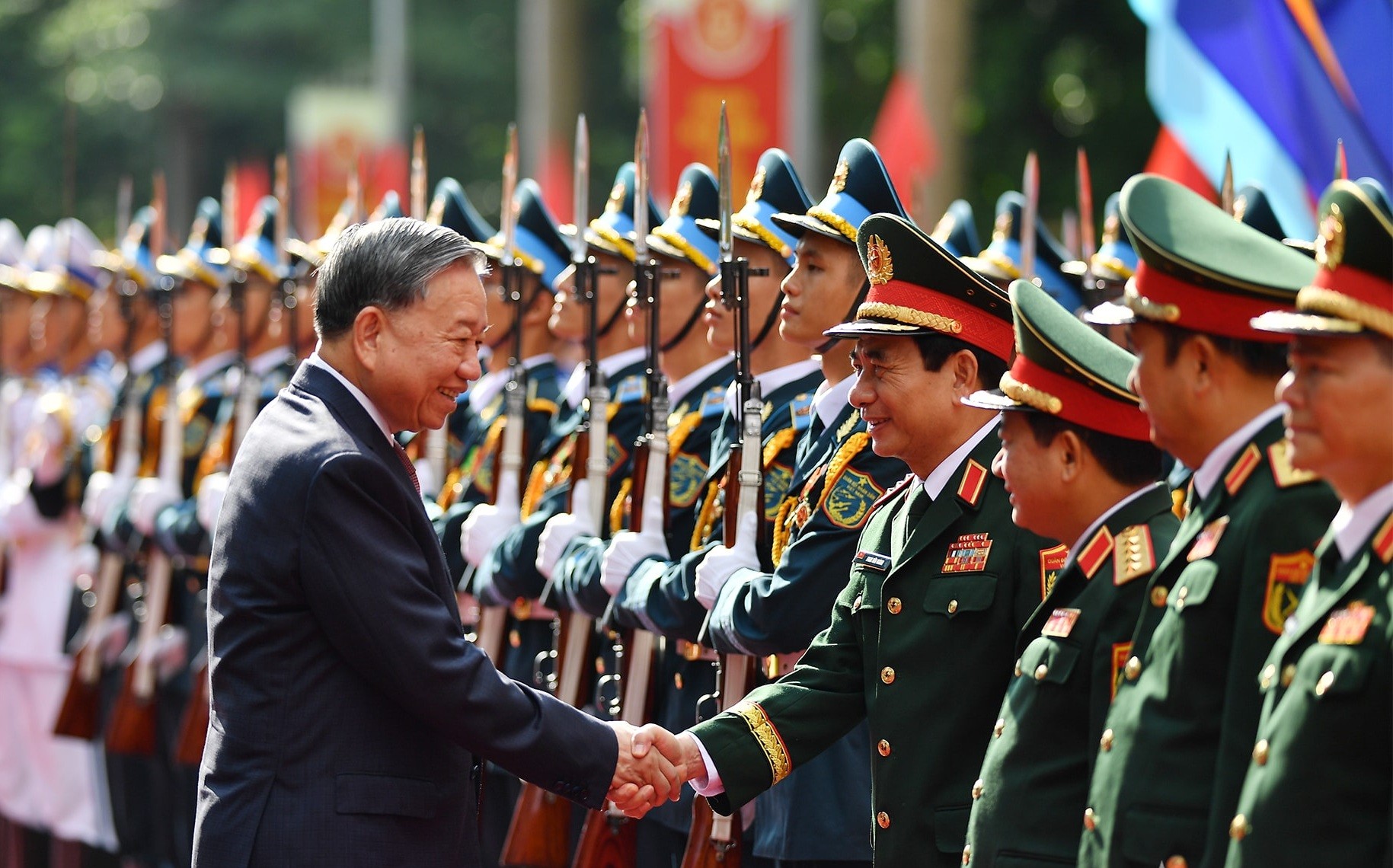 Quân đội nhân dân vững bước dưới cờ Đảng quang vinh ảnh 2