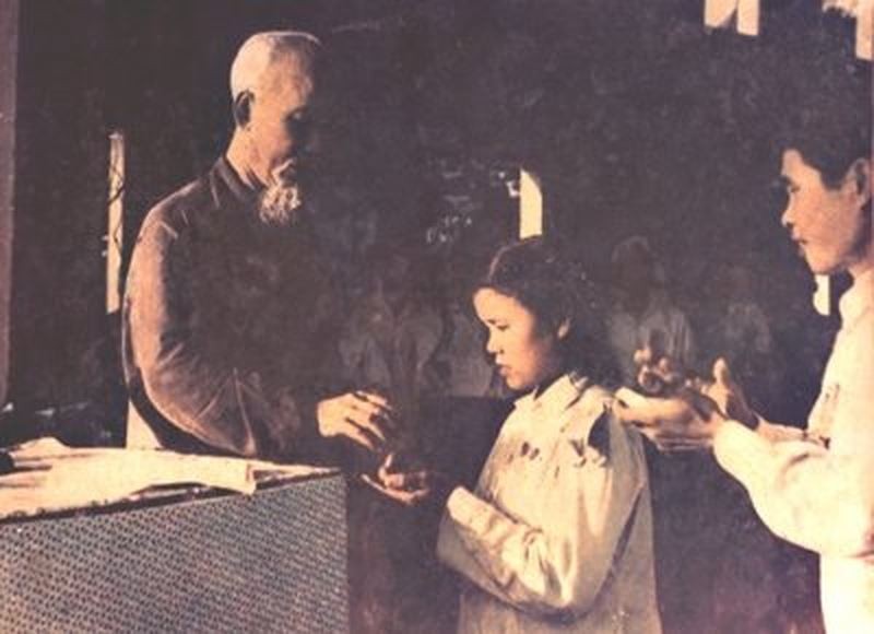 Những hình ảnh còn mãi với thời gian của Chủ tịch Hồ Chí Minh ảnh 12