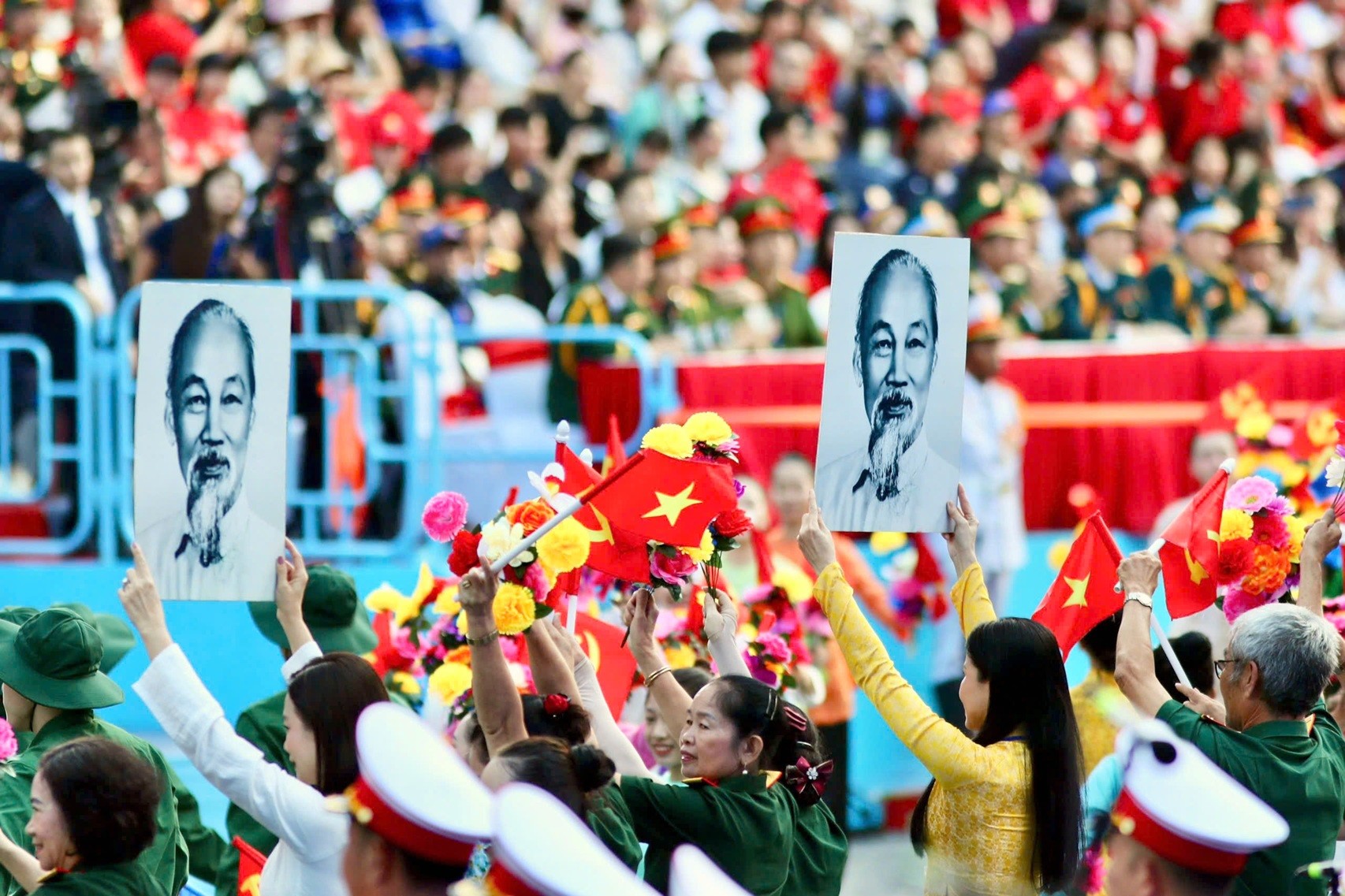 Ánh sáng Hồ Chí Minh soi đường cho chúng ta đi ảnh 1