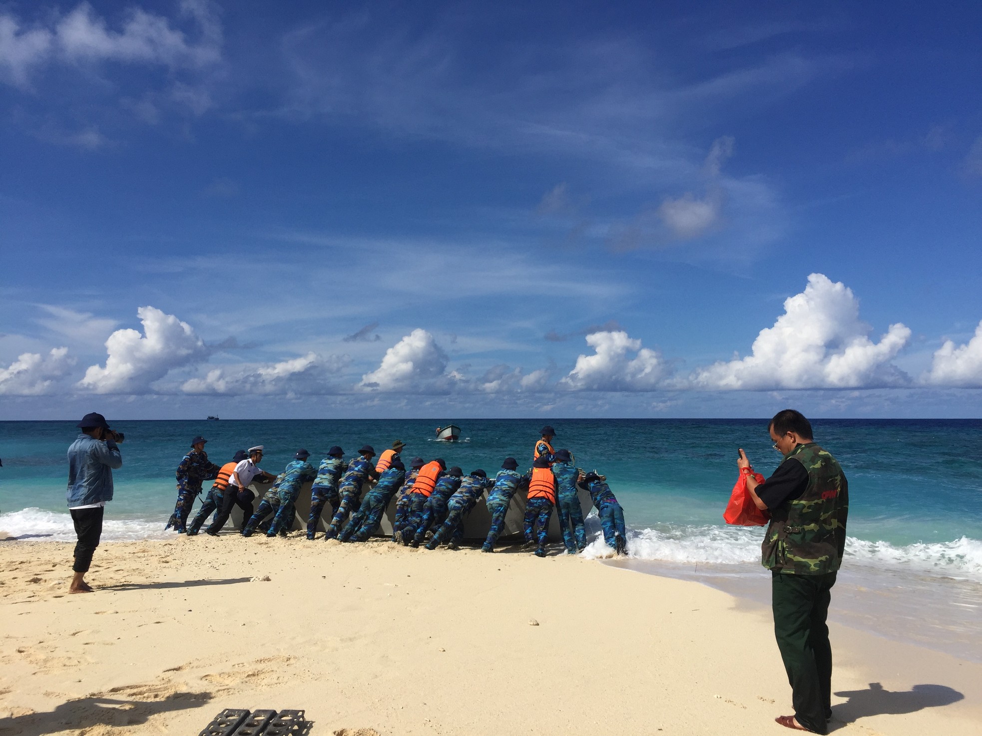'10 ngày trên biển' - Mượn chuyện đảo xa nói về đất liền ảnh 8