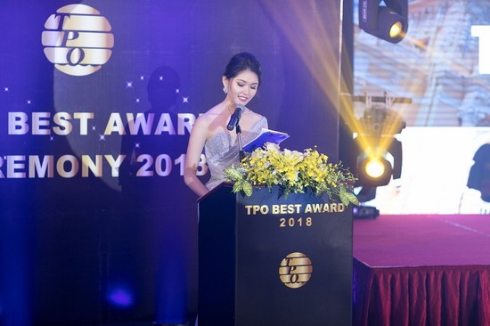 Á hậu Thùy Dung khoe vai trần quyến rũ với váy ren xuyên thấu ảnh 2