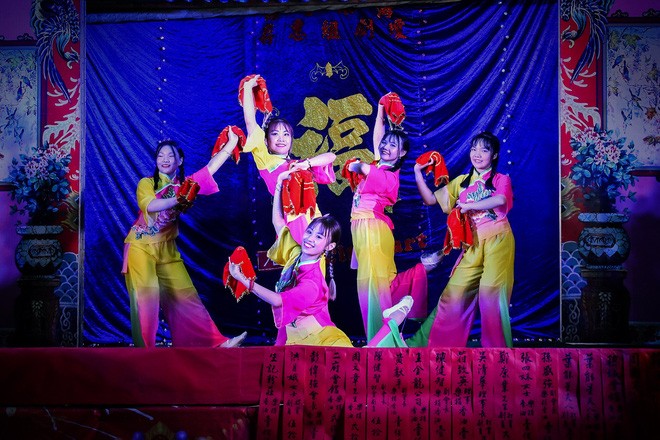 Hàng ngàn người đổ về quận 5 chơi Tết Nguyên tiêu ảnh 11