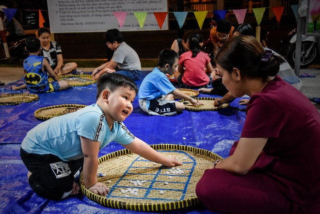 Hàng ngàn người đổ về quận 5 chơi Tết Nguyên tiêu ảnh 12